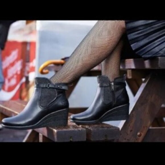 UGG Emalie Wedge Heel Waterproof Booties Ankle Booties Black Size 9M VGC - Picture 15 of 15